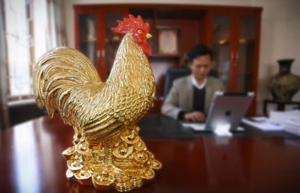 Theo quan niệm Ngũ hành, gà (Dậu ở hướng Tây) là con vật thuộc hành Kim.