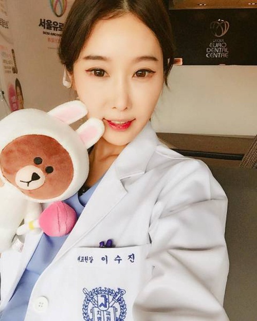 
B&ecirc;n cạnh khu&ocirc;n mặt trẻ trung, xinh đẹp, c&ocirc; Su Jin c&ograve;n sở hữu một th&acirc;n h&igrave;nh gợi cảm, thon gọn, săn chắc m&agrave; ngay cả những c&ocirc; g&aacute;i trẻ cũng phải ao ước, ngưỡng mộ.
