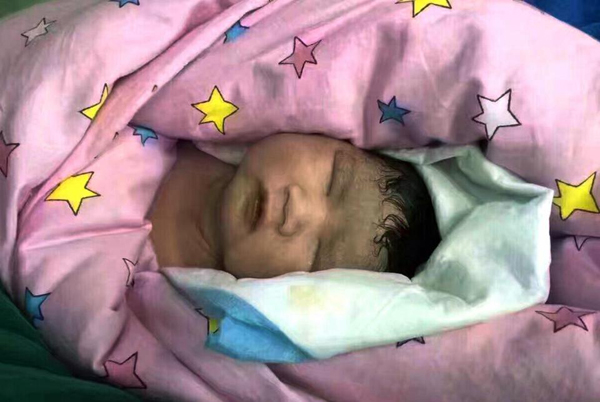 
Em b&eacute; ch&agrave;o đời khỏe mạnh, nặng 3,5 kg. Ảnh: AsiaWire
