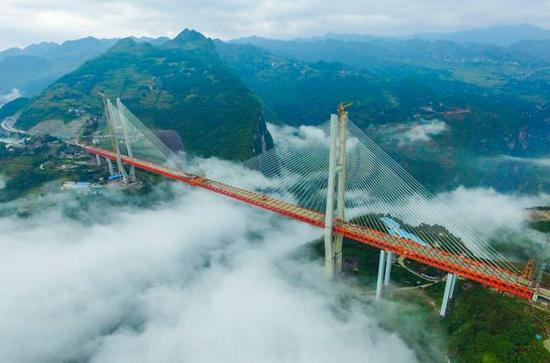 
C&aacute;c cột trụ ch&iacute;nh hai b&ecirc;n cầu cao 269m v&agrave; 247m. Khoảng c&aacute;ch giữa hai nhịp ch&iacute;nh l&agrave; 720m, đứng thứ hai tr&ecirc;n thế giới về độ rộng. Cầu được x&acirc;y dựng trong suốt 5 năm, &aacute;p dụng nhiều biện ph&aacute;p kỹ thuật ho&agrave;n to&agrave;n mới. 

