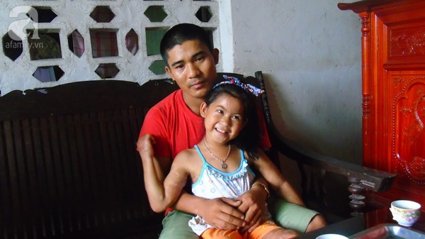 Anh Th&ocirc;ng b&ecirc;n con g&aacute;i.
