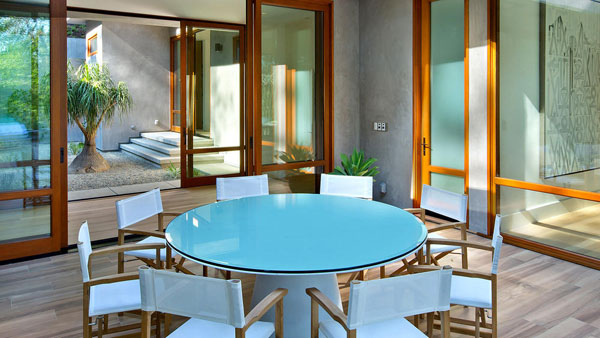 Ricky Martin vốn sống chủ yếu ở Las Vegas - nơi anh biểu diễn v&agrave; New York - nơi c&aacute;c con anh đang học. Tuy nhi&ecirc;n, giọng ca The Cup of Life đ&atilde; quyết định thay đổi m&ocirc;i trường sống mới ở Los Angeles.