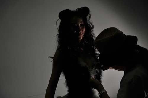 
Sau khi kết th&uacute;c c&ocirc;ng việc về đến nh&agrave;, Chu H&agrave;m Dư ngẩng đầu nh&igrave;n đồng hồ đ&atilde; gần 3h s&aacute;ng. Mặc d&ugrave; h&ocirc;m nay l&ecirc;n đ&agrave;i tổng cộng 8 lần, mỗi lần chưa đầy 1 ph&uacute;t nhưng trong thời gian thật ngắn, H&agrave;m Dư thực sự thỏa m&atilde;n v&igrave; nhất cử nhất động của c&ocirc; n&agrave;ng đ&atilde; thực sự khiến kh&aacute;n giả bị cuốn h&uacute;t, kh&ocirc;ng ngừng reo h&ograve;.
