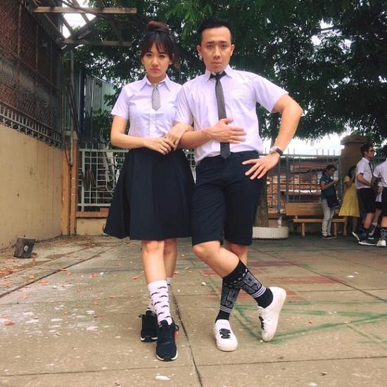 
Cặp đôi hóa trang thành những cô cậu học sinh, mặc đồng phục đôi tạo dáng nhí nhảnh.
