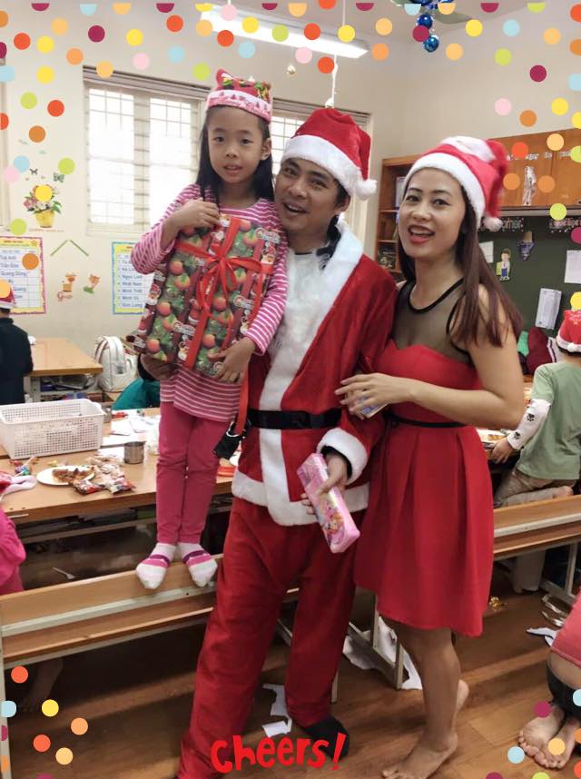 
Năm nào, cô bé cũng được bố đóng vai ông già Noel đến tặng quà tại lớp học.
