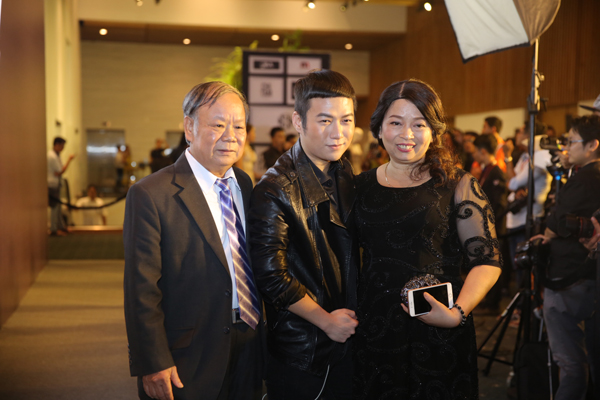 
Nhà thiết kế Chung Thanh Phong cùng bố mẹ.
