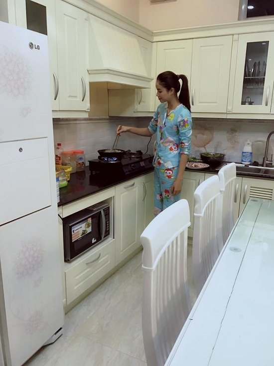 
Hoa hậu Phạm Hương giản dị với set đồ pyjama trổ tài nấu nướng tại quê nhà. Người đẹp chia sẻ: “Cơm quê là ngon nhất”.
