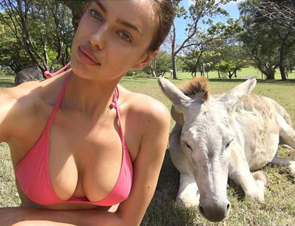 
Siêu mẫu Irina Shayk hâm nóng Instagram của cô hồi tháng 3 khi khoe ảnh mặc bikini sexy giữa cánh đồng. Người đẹp tiết lộ đây là hậu trường một buổi chụp hình mới của cô.
