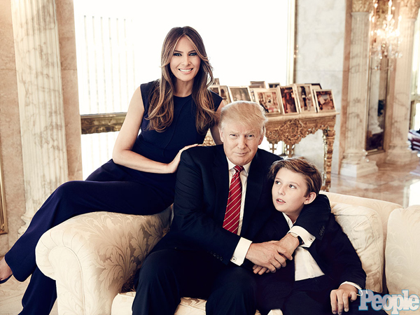 
Vợ chồng Donald Trump cùng con trai trong một ảnh bìa trên tờ People. Tỷ phú Mỹ trìu mến quàng tay ôm cổ con.
