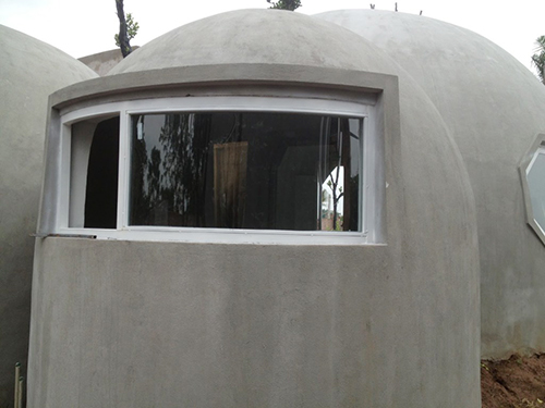 Để ph&ograve;ng dột v&agrave; ngấm nước, anh Quỳnh tr&aacute;t 2 lần xi măng v&agrave; qu&eacute;t sơn chống thấm