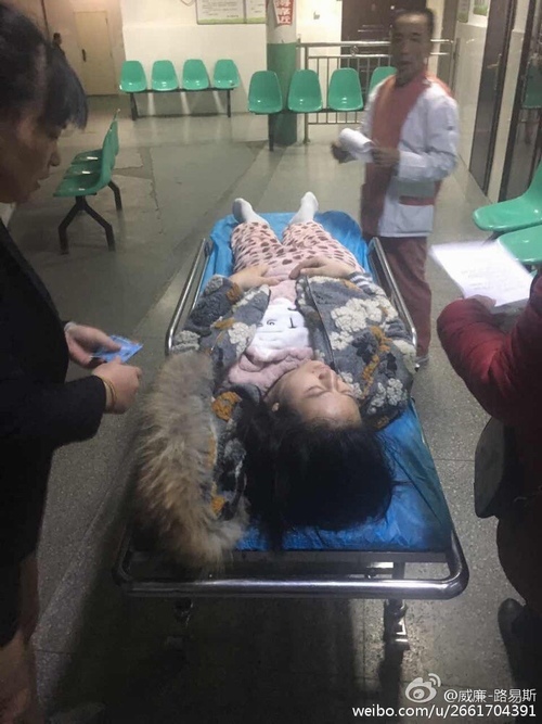 
C&ocirc; Trịnh được đưa v&agrave;o bệnh viện ngay sau đ&oacute; v&igrave; vết thương kh&aacute; nặng.
