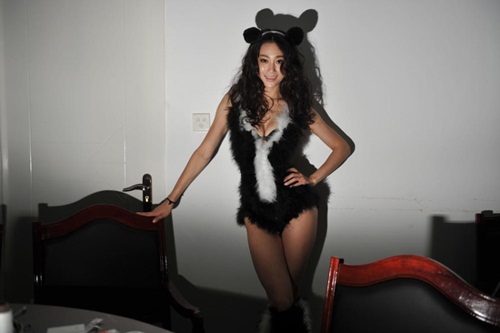 
Mặc d&ugrave; phải đối mặt với nhiều thử th&aacute;ch, cũng phải chấp nhận bắt đầu lại từ đầu nhưng H&agrave;m Dư vẫn kh&ocirc;ng ngừng cố gắng, chỉ cần c&oacute; thể đi l&ecirc;n bắt ch&iacute;nh thực lực của m&igrave;nh, c&ocirc; n&agrave;ng sẽ kh&ocirc;ng ngại kh&oacute;, ngại khổ.
