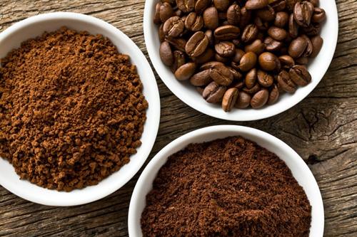 Mùi thơm của cà phê thu hút gián và một số chuyên gia cho rằng caffeine trong cà phê có thể giết chết gián.