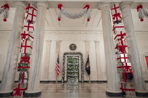 Một lối vào hành lang đông được trang trí từ 8.000 món quà có thắt nơ đỏ.