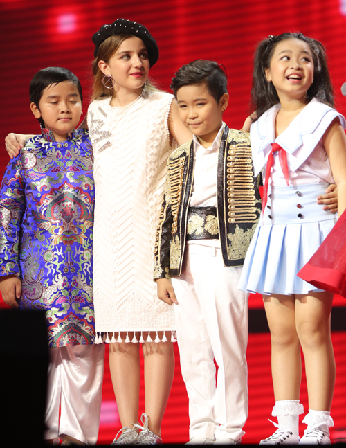Sau phần biểu diễn của tốp ca gồm các gương mặt từng thi Giọng hát Việt nhí 2016 với ca khúc Nơi chắp cánh ước mơ, top 4 hồi hộp chờ MC công bố kết quả cuối cùng.