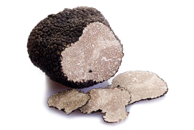 Nấm truffle trắng có vị ngọt và mùi thơm kỳ lạ. Chính vì sự đặc biệt đó mà nấm truffle trắng và những món ăn có thành phần này luôn là món ăn siêu đắt đỏ.