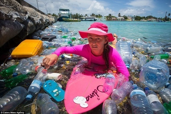 Nhà thám hiểm người Mỹ cũng từng đặt chân đến thiên đường Maldives nhằm tìm hiểu về rác thải ở đây, đồng thời tham gia nhặt rác truyền thông điệp bảo vệ vùng biển xinh đẹp.