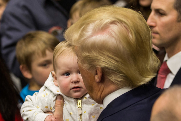 
Bé con này có phần hơi e dè khi nhìn thấy ông Donald Trump.
