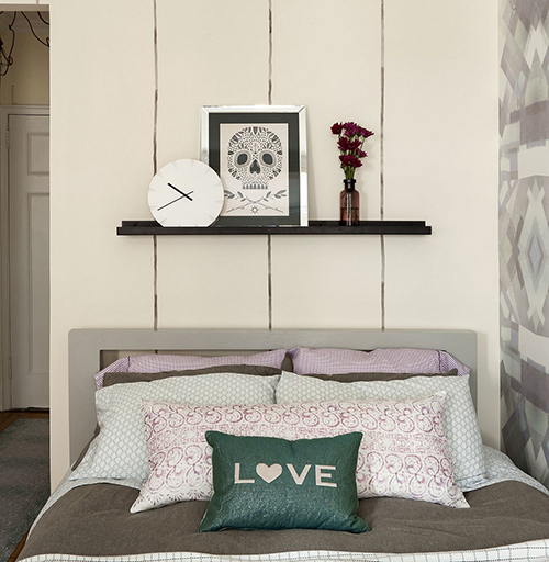 B&agrave;n để cạnh giường được thay bằng gi&aacute; đỡ tr&ecirc;n đầu giường nhằm tiết kiệm v&agrave; tối đa h&oacute;a kh&ocirc;ng gian.