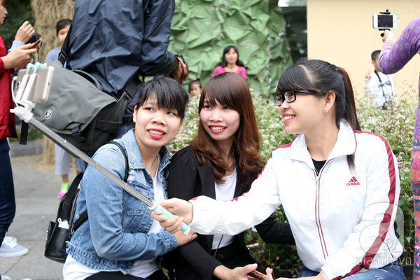 
Những c&ocirc; cậu sinh vi&ecirc;n cũng tranh thủ ghi lại khoảnh khắc với hoa tam gi&aacute;c mạch.

