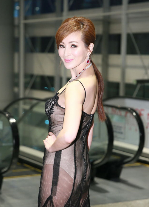 
Nghệ sĩ gạo cội TVB La Lâm mặc đầm xuyên thấu dự tiệc.
