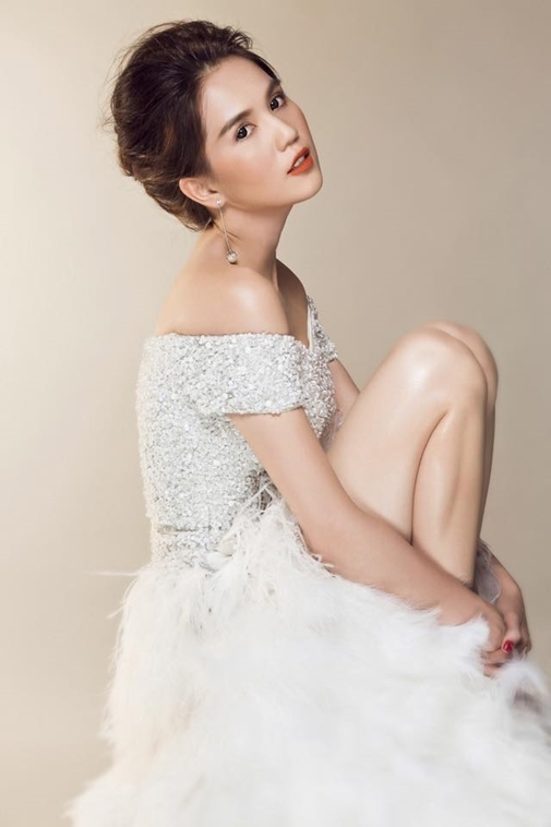 Giữa một showbiz bội thực những chân dài, mĩ nhân vỗ ngực khoe mình tài giỏi, khoe xe khoe nhà khoe hàng hiệu khoe sự chân chính, thì mình Ngọc Trinh lạc loài