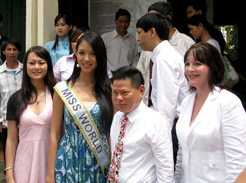 
Người đẹp Hoa ngữ nổi bật bên ông Hoàng Kiều trong các chuyến thiện nguyện tại Việt Nam.
