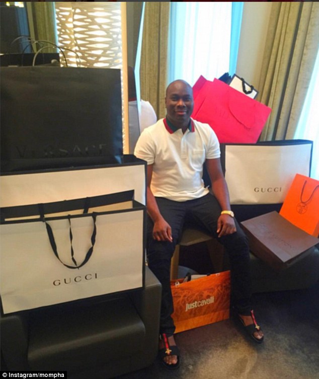 
Anh chàng khoe những món đồ mình mới mua của các hãng Gucci, Cavalli, Valentino, Versace, Hermes và Louis Vuitton.
