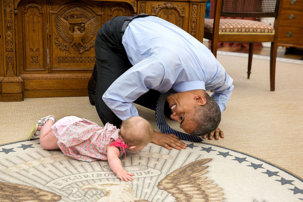 
Ngược lại, cô bé này thì lăn lê bò toài với Tổng thống Obama thoải mái.
