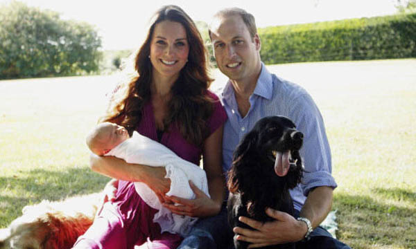 
Tháng 8/2013, một tháng sau khi George chào đời, điện Kensington công bố ảnh William - Kate cùng con trai ngồi trên bãi cỏ gia đình ở Bucklebury, bên cạnh là chú chó Lupo. Tuy mới sinh nhưng Kate trông rạng ngời và đã lấy lại được vóc dáng xinh đẹp như thuở son rỗi.
