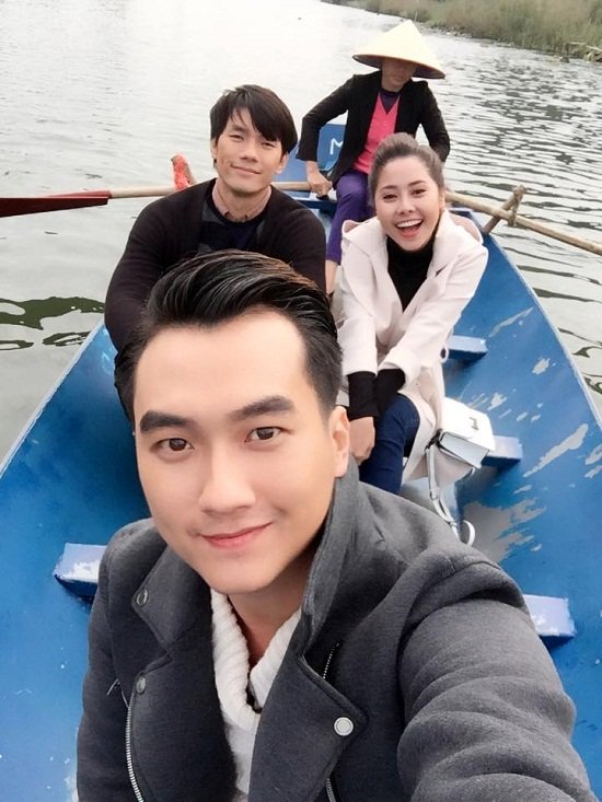
Dàn diễn viên phim “Cô Thắm về làng” - Tường Vi, Nhan Phúc Vinh, cùng diễn viên Anh Tuấn ngồi thuyền đến thăm chùa Hương.
