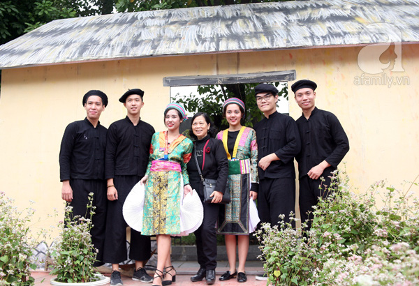 
Một người phụ nữ vui sướng đứng cạnh những ch&agrave;ng trai, c&ocirc; g&aacute;i M&ocirc;ng giữa vườn tam gi&aacute;c mạch.
