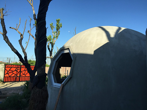 Cửa sổ v&agrave; cửa ra v&agrave;o cũng phải kh&aacute; vất vả để dựng khung