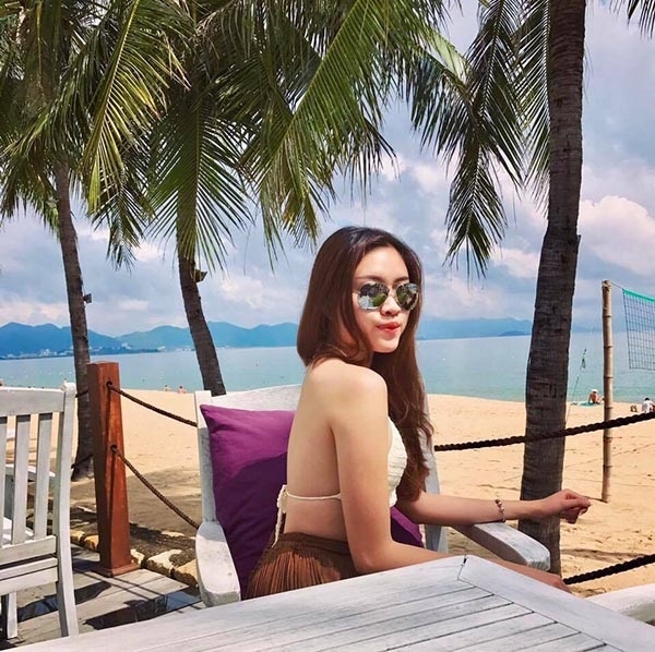 
Nữ MC khoe vai trần gợi cảm tr&ecirc;n biển với &aacute;o yếm.

