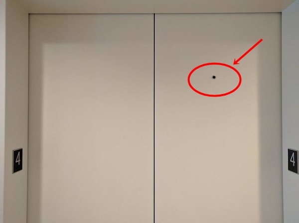 Một số người nghĩ lỗ đấy c&oacute; thể để thang m&aacute;y tho&aacute;ng kh&iacute; hơn. Nhưng thực ra đ&acirc;y l&agrave; lỗ kh&oacute;a chuy&ecirc;n dụng m&agrave; chỉ những chuy&ecirc;n vi&ecirc;n sửa th&aacute;ng m&aacute;y mới hiểu hết t&iacute;nh năng của n&oacute;. Ổ kh&oacute;a đ&oacute;ng một phần gi&uacute;p đảm bảo an to&agrave;n cho những thợ sửa thang m&aacute;y.