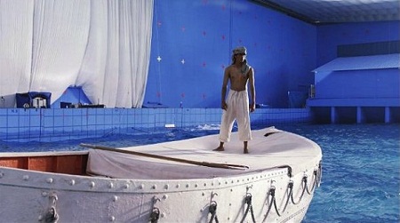 
Một hình ảnh khác trên trường quay của bộ phim “Cuộc đời của Pi”, cho thấy cảnh phim ngoài đại dương thực chất được quay hoàn toàn trong phim trường
