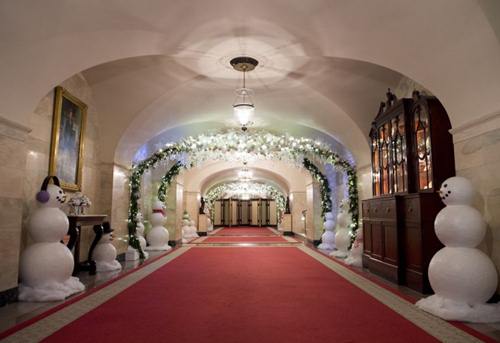 Hành lang được trang trí với rất nhiều vòng hoa và người tuyết .