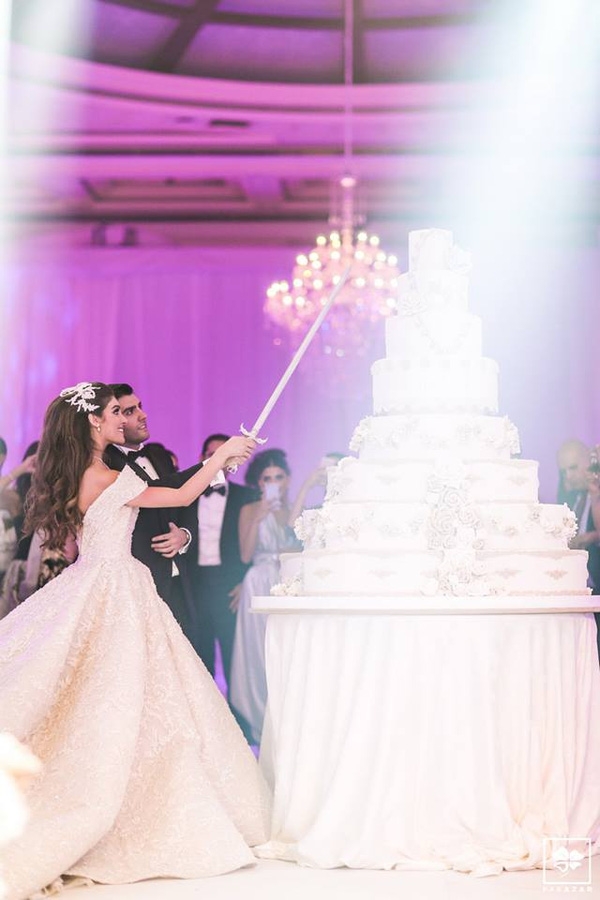 
Cô dâu chú rể cắt bánh cưới 8 tầng bằng một thanh kiếm. Đây là một nghi thức nổi tiếng của đất nước Lebanon.
