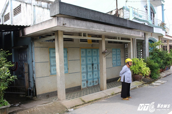 Một cụ gi&agrave; đến nh&agrave; chị Đ&agrave;o xin từ thiện từ s&aacute;ng sớm. Ảnh: VTC