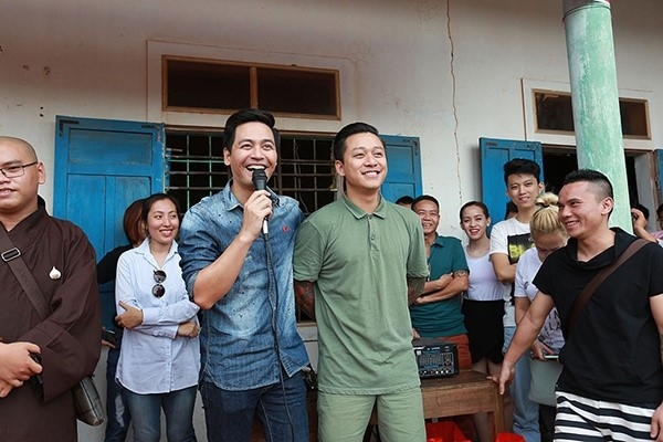 MC Phan Anh cùng ca sĩ Tuấn Hưng, nhạc sĩ Tú Dưa từng thực hiện chuyến làm từ thiện hồi tháng 6. 