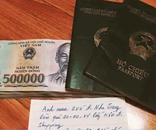 
Hai chiếc vé đi Nha Trang cùng xấp tiền cho vợ đi shopping là món quà một anh chồng ở Hà Nội tặng vợ trong ngày 20/10, khiến đông đảo chị em hâm mộ. Ảnh:Facebook.
