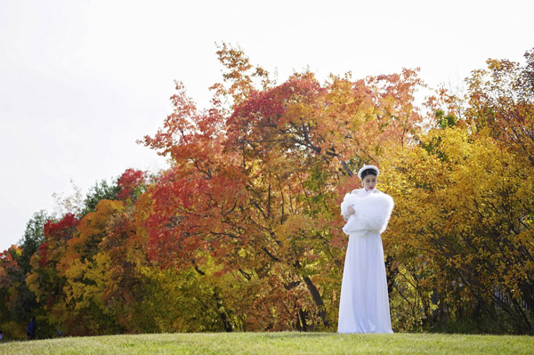
Cô diện áo dài trắng đi dạo, ngắm cảnh mùa thu vàng đẹp mê hồn ở trời Tây.
