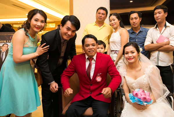 
Vợ chồng Cao Minh Đạt chụp ảnh cùng một đôi uyên ương khuyết tật và các khách mời dự tiệc cưới đặc biệt.
