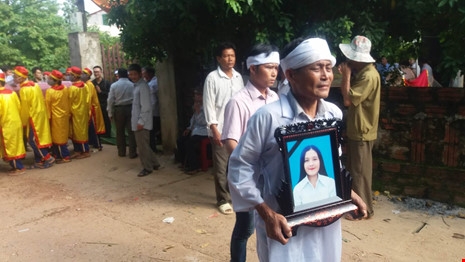 Bố Hương đưa di ảnh ra khu an t&aacute;ng. Ảnh: MQ