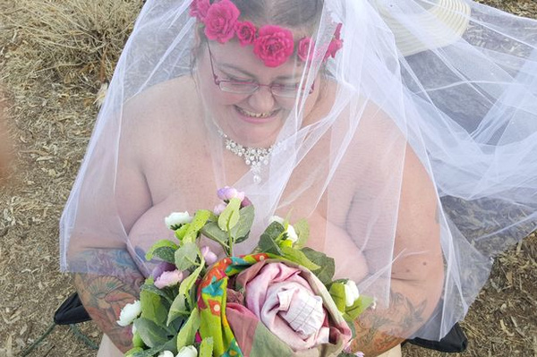
Cô dâu nở nụ cười hạnh phúc trong đám cưới đặc biệt của mình.
