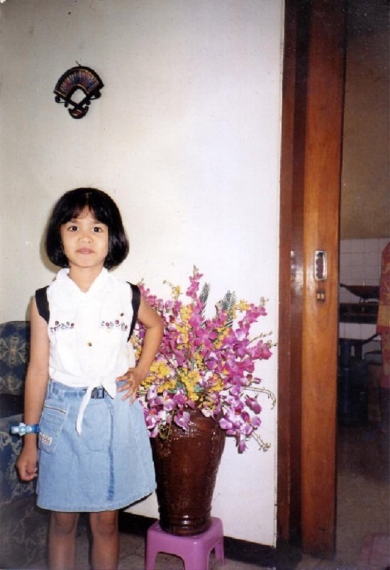 Tân Hoa hậu Hòa bình Quốc tế ‘khoe’ ảnh thời thơ ấu trên trang cá nhân của mình. Nhiều khán giả khen Ariska Putri Pertiwi trông dễ thương từ bé.