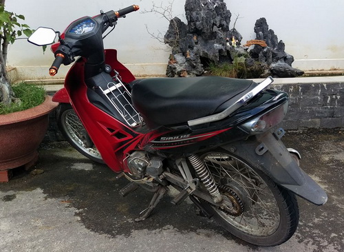 Để né tránh lực lượng công an, Nhân tháo biển số xe của nạn nhân vứt trên đường trốn chạy.