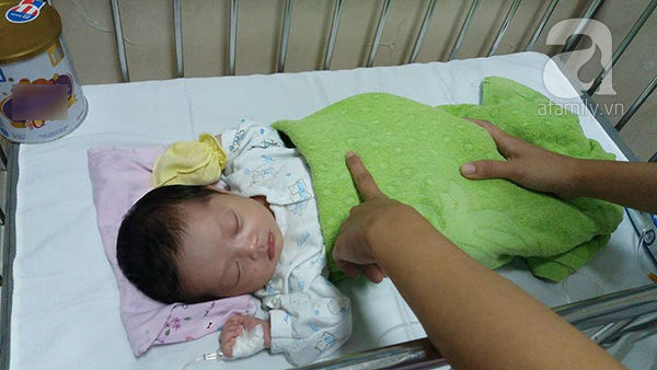 Hiện b&eacute; g&aacute;i đ&atilde; được 3,1 kg, khỏe mạnh v&agrave; rất ngoan