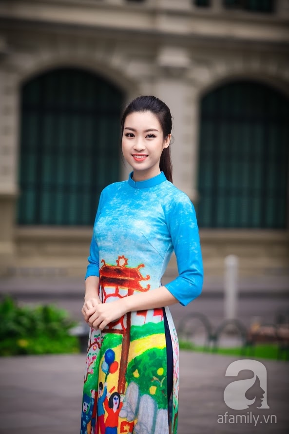 
Trong khi đó Hoa hậu Mỹ Linh giản dị chọn chiếc áo dài có màu xanh da trời làm chủ đạo. Tà áo dài có những nét vẽ khá ngộ nghĩnh khiến Tân Hoa hậu trông trẻ trung và xinh xắn.
