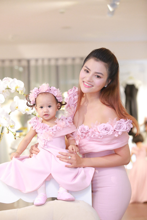 Nàng công chúa thứ hai 10 tháng tuổi mặc váy hồng ton sur ton với mẹ. Đây là lần đầu tiên cô bé lộ diện công khai trước công chúng.